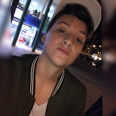 letty_almeida's profile picture. 𝕿ã𝖔 𝖕𝖊𝖗𝖉𝖎𝖉𝖔 𝖖𝖚𝖆𝖓𝖙𝖔 𝖆 𝕬𝖑𝖎𝖈𝖊, 𝖙ã𝖔 𝖑𝖔𝖚𝖈𝖆 𝖖𝖚𝖆𝖓𝖙𝖔 𝖔 𝖈𝖍𝖆𝖕𝖊𝖑𝖊𝖎𝖗𝖔 👧 ♣️🍄🎩