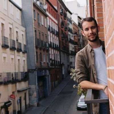 Hay quienes luchan un año y son muy buenos. Hay quienes luchan muchos años, y son mejores. Pero los hay que luchan toda la vida: esos son los imprescindibles.