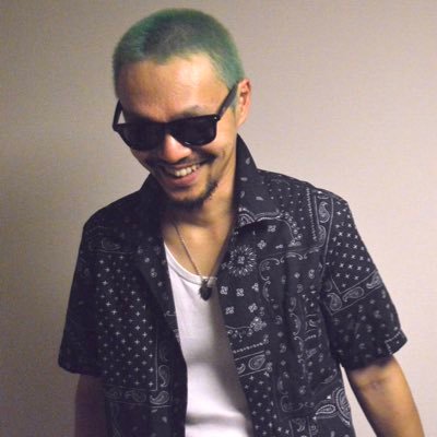 LOOPERを使ったオルタナティブ弾き語りスタイルでライブしてます。REGGAE×PUNKユニットRUDE POPSもやってます。レペゼンは小樽ZENIBAKO LONGBEACH。トラックメイク、デザインもたまにします。自由を追求して生きてます。