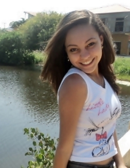 adolescente,atrapalhada,apaixonada pela viida.... e acima de tudo feliz!
