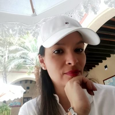 Receta para la felicidad: Vive y deja vivir!/ Disfrutar de todo a lo máximo/ Siempre en busca de innovar. Conectada con lo más importante...yo!