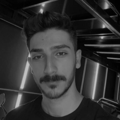 sadece kafasına esen sözleri yazan sıradan biri