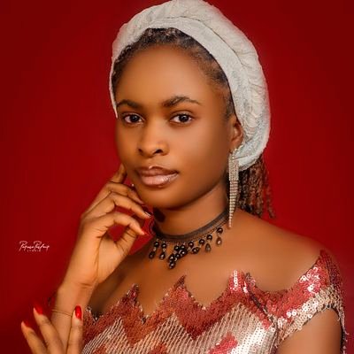 ROSEYLISS's profile picture. For anything related to brand growth,follow my new account using the link below