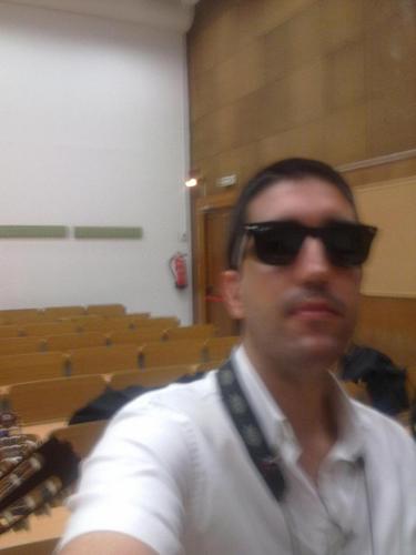 Médico por la US, especialista en Anestesiología y Reanimación en el HUC. Técnico deportivo de piragüismo, formado en el CPL. Me hago terapia con la guitarra.