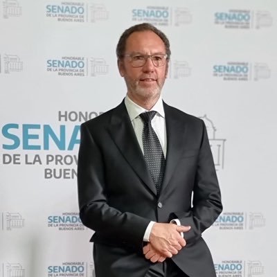 Senador Provincial por el @FrenteDeTodos
Intendente de Carlos Casares (2011-2021), 
Escribano. Productor Agrop.Hincha de Independiente y amante de los viajes.