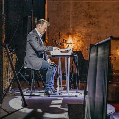 Pianiste et compositeur depuis plus de 20 ans dans de nombreux hôtels et restaurants. Pour des soirées privées, n'hésitez pas à me contacter 😉