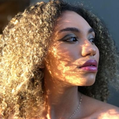 Ela não é atingida por ondas rasas, seu mergulho é por profundidades.