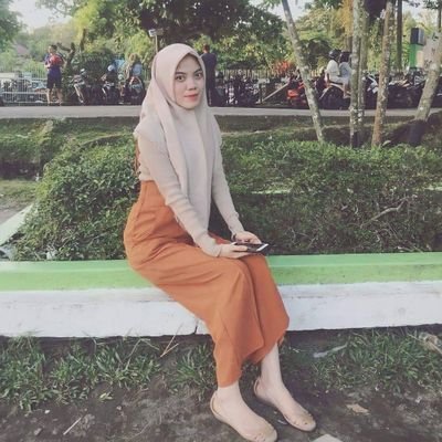Aku di twitter dan aku di real life adalah org yg sama. Sama2 ga penting😊🙏🏻