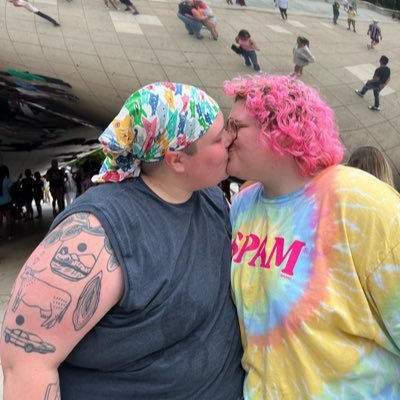 welcometolover's profile picture. swiftie since ‘06! | lil lesbian gemini waiting to meet taylor💛🥹