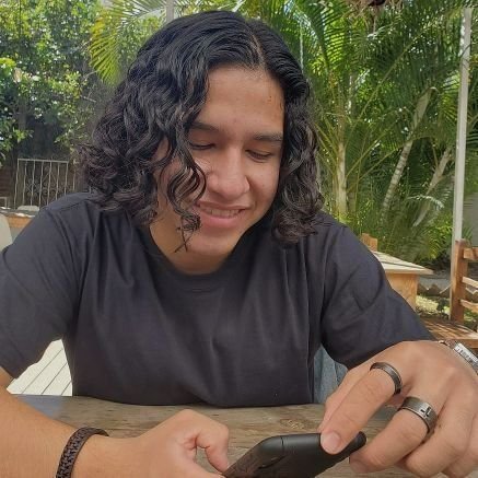Medio básico y también medio poeta. 🖍
Escribo sentimientos 🌊