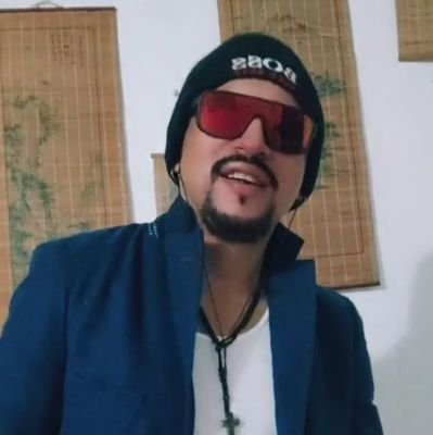 LaRocaMX's profile picture. Conde de twitter, Amante de las tortas de cochinita y aficionado de los Pumas de la UNAM ¯/__\¯