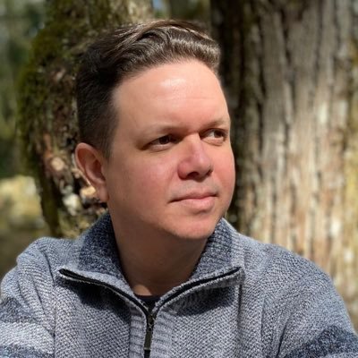 Idealizador e líder do AbaPai, Pastor em tempo integral. Também músico, compositor e produtor musical.