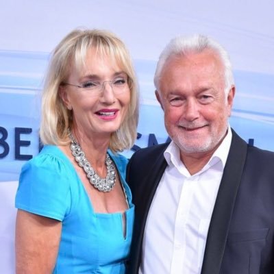 Dies ist ein Satire Account. Weder ich noch irgendwer bei der „Heute Show“ sind mit Wolfgang Kubicki verheiratet oder auf andere Art verwandt.