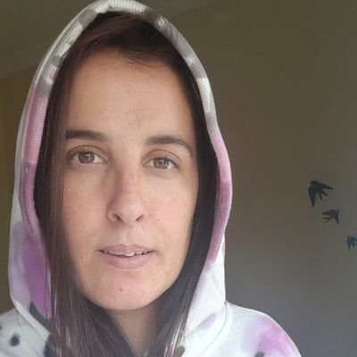 Luisaredtree's profile picture. Storyteller | Bibliotecas Municipais de Benavente 📘 Animadora Socioeducativa •
Na dúvida é para esquerda.