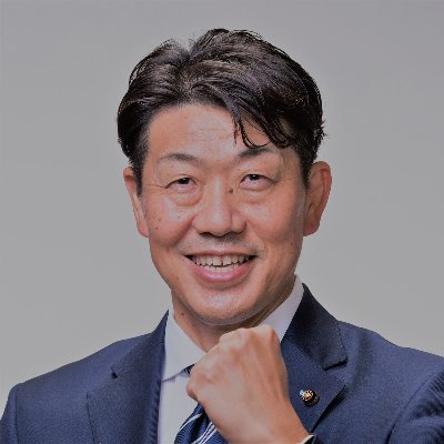 S43.6月生まれ。 山形市立第八小学校入学→山形市立第四小学校卒→山形市立第五中学校卒→日大山形高校時代にアジア大会競泳で銀メダルを獲得→同校卒→早稲田大学在学時代にソウル五輪代表(競泳)に選出され出場→平成3年3月同大卒→平成三年東北電力入社→平成19年5月より山形市議会議員(五期)