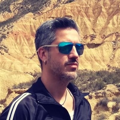 Metal, electrónica, futurismo, decadencia y sandwiches de Nocilla. Me ofendo con facilidad. Bloqueo a la mínima. Todos mis amigos me llaman societario ⬜🟥⬜🟥
