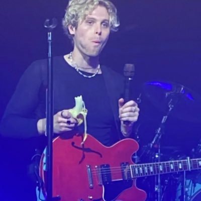 YankTheDank's profile picture. WE ARE HUNG. WE ARE YOUNG. WE ARE 5SOS.