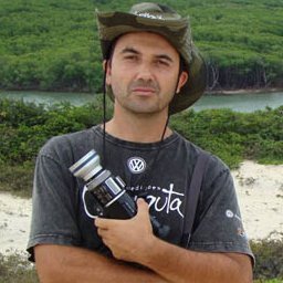Escritor, jornalista. Alugado, mas jamais vendido.