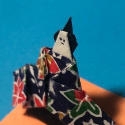 折り紙が趣味の人です。たまに更新します。好きな食べものは、ペペロンチーノと落花生とアイス全般と板ガムと坦々麺ですかね。