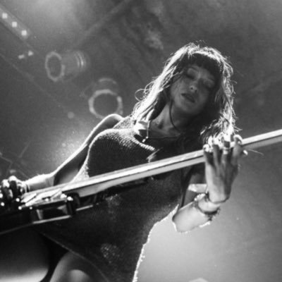🇦🇷 Pelota Dividida @estoesblender Ex Directora @nacionalrock937. Toco el bajo. Escribo. Hago Radio y TV @mtvla @telefe. Casi politóloga (UBA). Y fan de Zappa.