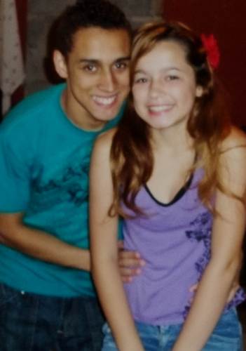 A menina dos olhos castanhos, da voz irritante, do sorriso sincero, da risada esquisita, dos sonhos impossíveis, dos amigos perfeitos,do coração enorme.