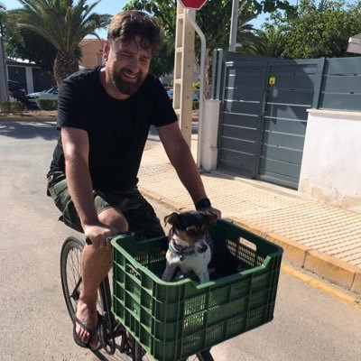 Eterno estudiante, médico de familia, jugador de Go, mal escritor, músico sin talento. Psiquiatra y psicoanalista.