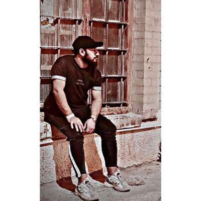 العمر ٢٥ /بغداد المنصور /موضف في وزاره الكهرباء