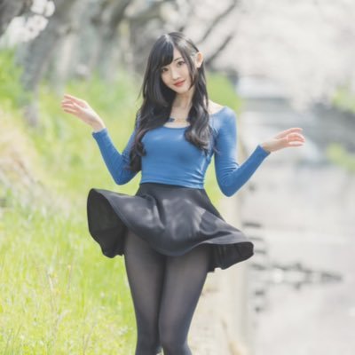 アカウント作り直したので登録よろしくお願いします🍑ポートレートモデル🐥むちむち美脚🐾ストッキング👠黒タイツ🖤