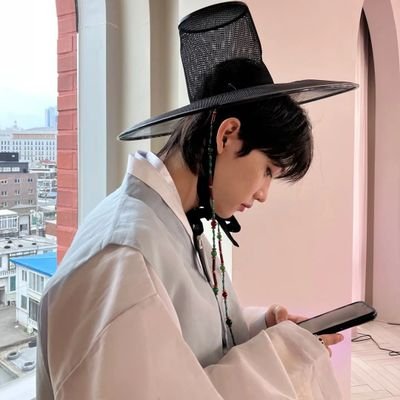 intofeIix's profile picture. ⊹˚.⋆🎐 hmu if ure lee felix