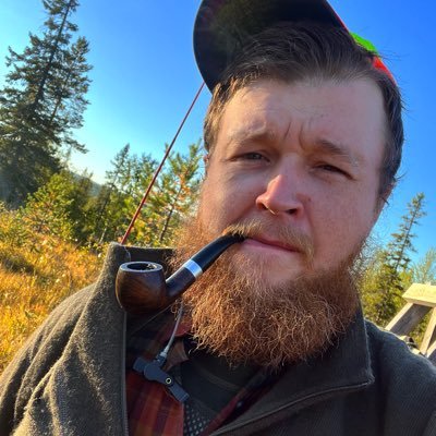 Nord(sur)jämte. Egenföretagare i Sverige. Anställd manuellhuggare i det rika oljelandet i väst. Jägare. Fiskare. Skogsmästare. Ibland med grönkläder på. (C).
