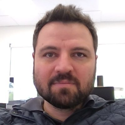 Biólogo com mestrado em Bioquímica USP, que praticamente esqueceu sua formação acadêmica pra trabalhar, hoje, com supervisão de qualidade de áudio e vídeo.