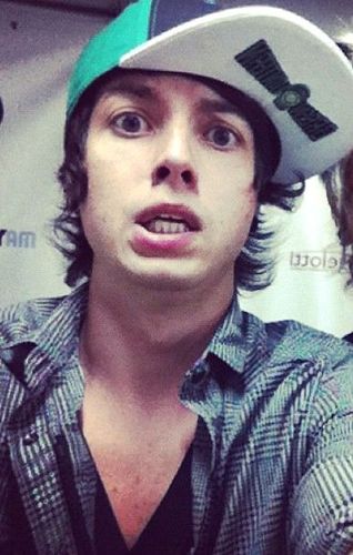 Sou eu que apenas luto pelo seu sorriso @pelanzarestart
Criado : 18/01/11 Dona @Thay_Kohut (Thayna )