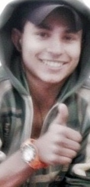 Tenho um sorriso confiante q as vezes n demonstra o tanto de insegurança por trás dele,sou inconstante e talvez imprevisível e sempre em busca de felicidade
