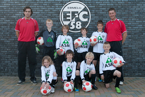 De E1 van EFC'58 sponsort dit jaar Stichting Doe Een Wens. Sponsoren betalen het elftal een bedrag voor elk gemaakt doelpunt. Steun ze!