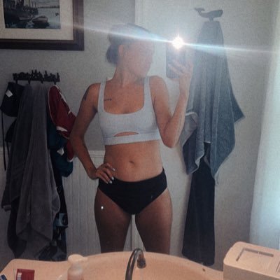 _itsschloee's profile picture. i don’t care