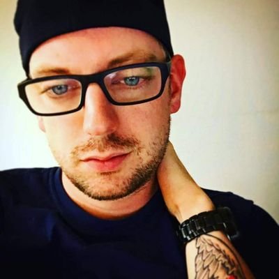 ShnoopDaLoop's profile picture. Linksgrünversiffter Analogphotograph der auch IT Fuzzie ist