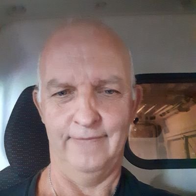 Je suis un homme sérieux sincère simple qui veux retrouver l'amour avec une femme formidable je suis un homme blessé dans ma vie