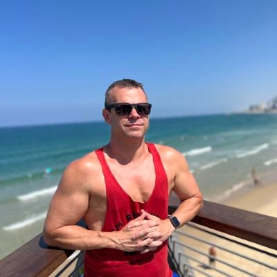 Owner of Redspectrum Networking. Entrepreneur, former opera singer, Master Scuba Diver. World traveler and partner to @saianel (My tweets are my own).