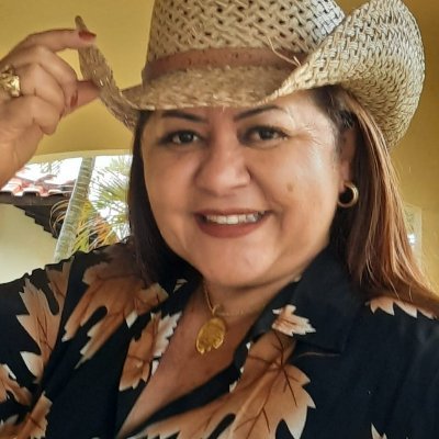 Cantora, compositora, radialista, apresentou música 25 anos na TV Canal do Boi e hoje no https://t.co/2DEDWQa4VG e @redesdptv, empreendedora.