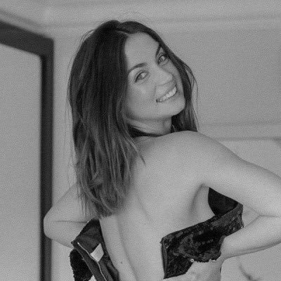 Si no me entiendes al hablar, es... 𝑝𝑎𝑟𝑠𝑒𝑙. Por ahí dicen que soy la heredera, no te lo negaré, es verdad.