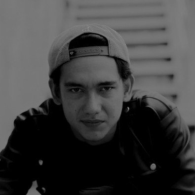 𝗙𝗜𝗞𝗦𝗜; Bersemayam Ia di garis depan, mahkota nestapa setia di jemala. Lontar kata sebagai pedang, jua asa untuk perisai. 𝘈𝘱𝘢 𝘺𝘢𝘯𝘨 𝘥𝘪𝘭𝘪𝘯𝘥𝘶𝘯𝘨𝘪? 𝘔𝘰𝘳𝘢𝘭𝘪𝘵𝘢𝘴 𝘬𝘢𝘵𝘢𝘯𝘺𝘢.