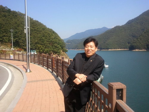 - (주) 베이비드림 대표이사
- 대한상공회의소  의원 .전
- 대한민국 국회 .국가 지도자 과정 수료
- 고려대학교 수료  동문회장. 전
- 서울대학교 수료   동문회장. 전
-  행정 .사회복지학 / 신학 전공
-  한국출산장려협회 고문 .전
-  재.한국출산장려협회 사무총장 .전