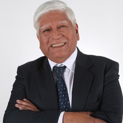 Chileno, aymara, ariqueño y chilmeca. Cientista político, Estudioso de América Latina. Hincha del San Marcos y de los Pumas de la Unam.