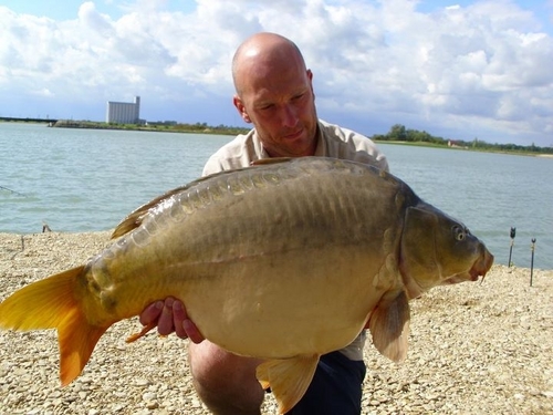 I'm a professional Level 2 Angling Coach & I also make professional angling videos