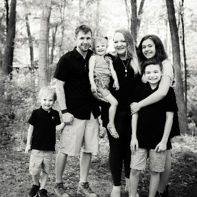Small Business Owner 💕 Mommy to 4 ❤️ Wife 😍 Planner Junkie 🙈 Crime Junkie 👌 History Nerd 🤓 Pen 🖊 Obsessed 📝 Christian ✝️ Native Hoosier 🌽 🏎