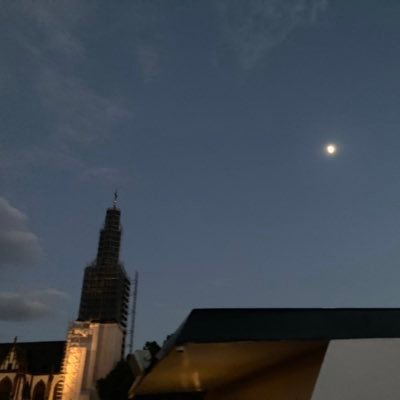 歴史に残る思想家を目指し、営業(Eigyo)研究と実践に励む。太宰治の『人間失格』に衝撃を受けた元文学青年。趣味はゴミ拾い。