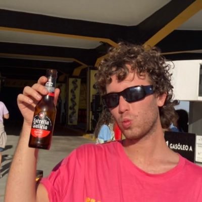 tengo que ser la persona más gótica en la cola de este carrefour