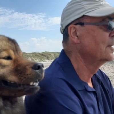 Alter weißer Mann,  Schleswig-Holsteiner, früher was mit Seefahrt, jetzt auf den Hund gekommen