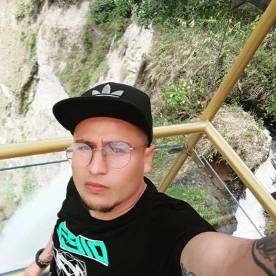 Diseñador grafico, fiel seguidor de la música la única capaz de transformar el ambiente