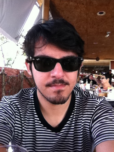 Jornalista, ou seja, sou aquele ser bípede que ganha um salário p/ se intrometer na vida dos outros ou perguntar o que qualquer pessoa preferiria não responder.